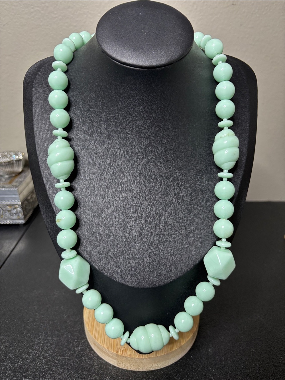 Vintage Mint-Tone Acrylic Beaded Necklace in Pastel Green Retro